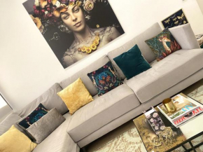 Barcelona Chic Apartments- Free PARKING - 10 min from BCN city centre by metro